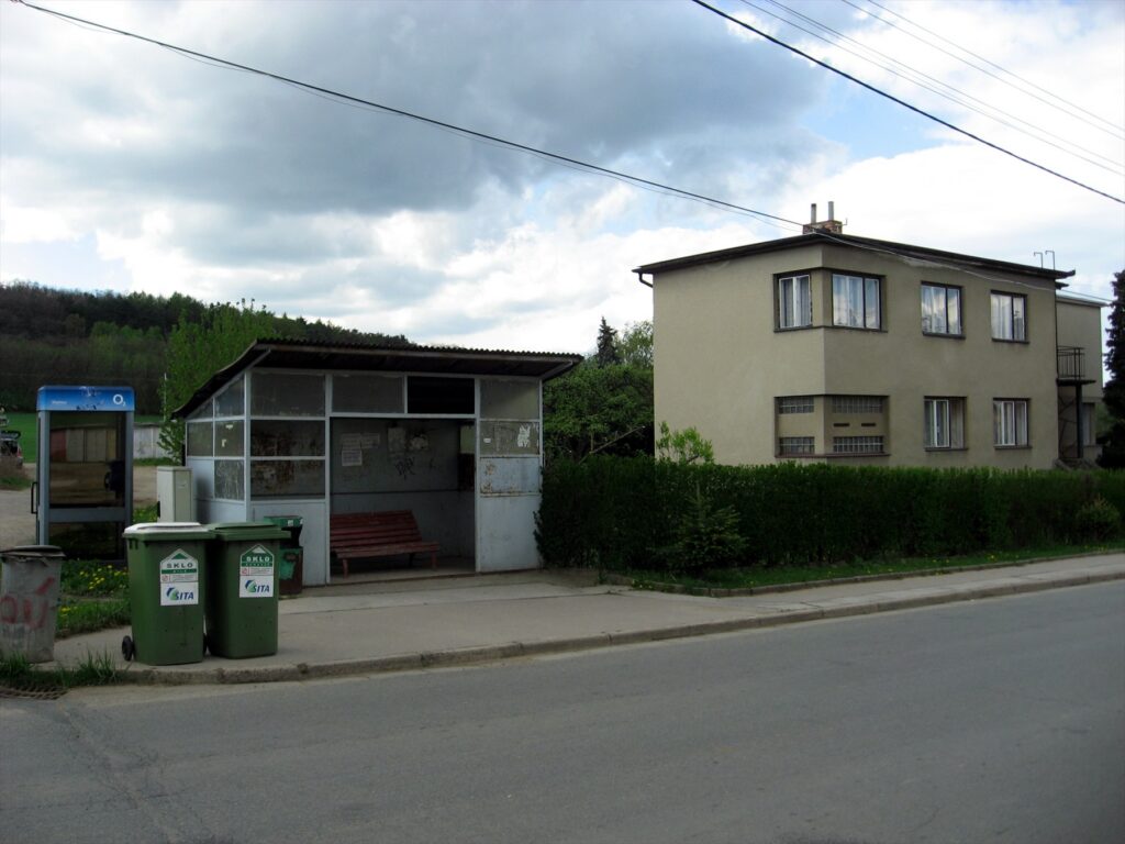 Telefonní budka vedle autobusové zastávky v Nebovidech