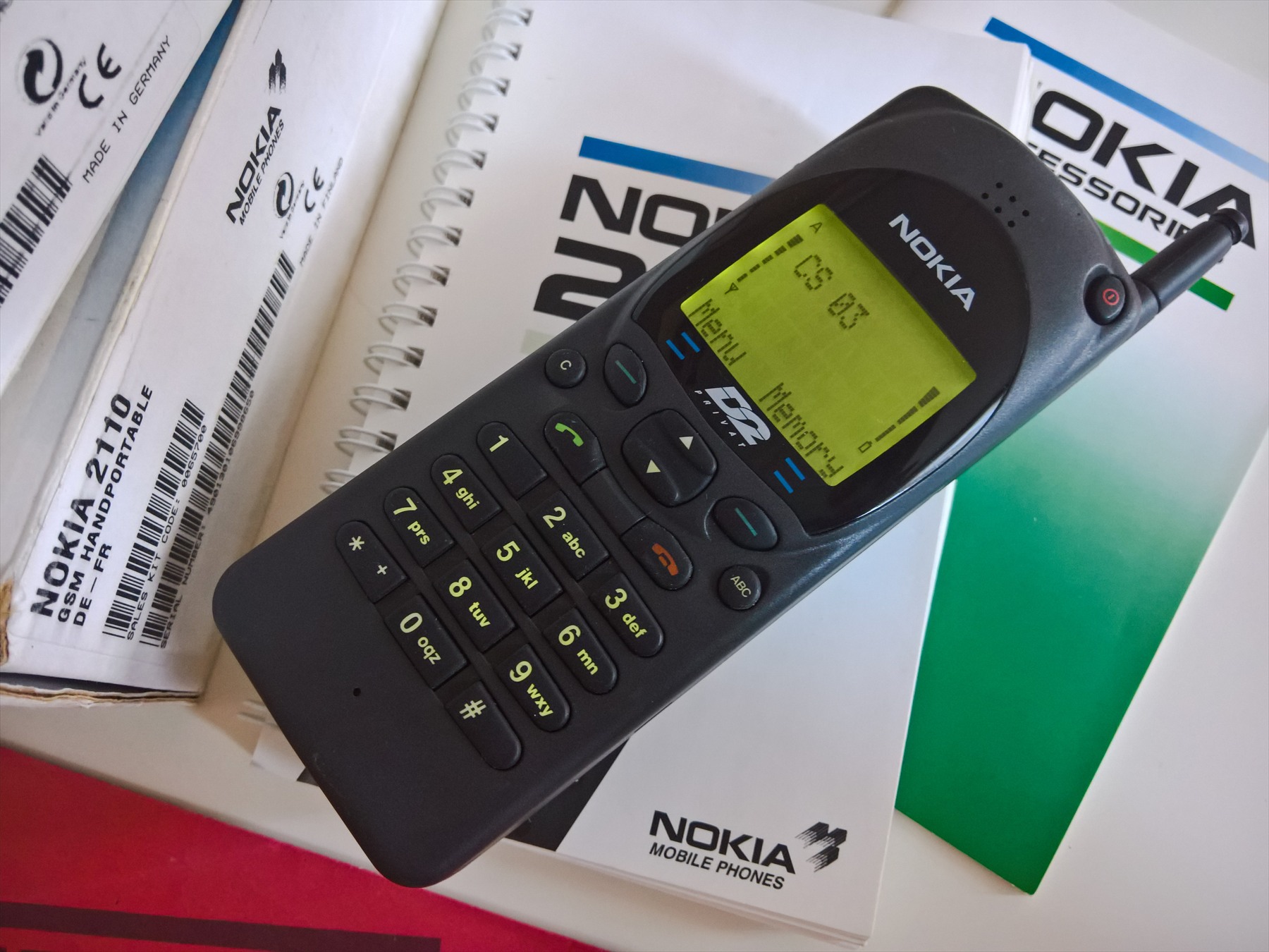 Mobilní telefon Nokia 2110 s monochromatickým displejem a anténou