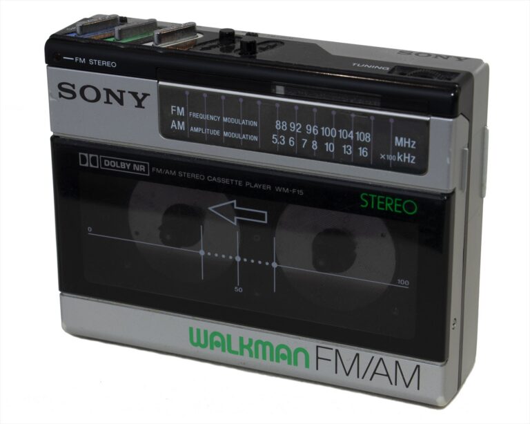 Stříbrný přenosný kazetový přehrávač Sony Walkman WM-F15 s rádiem a průhledem na kazetu