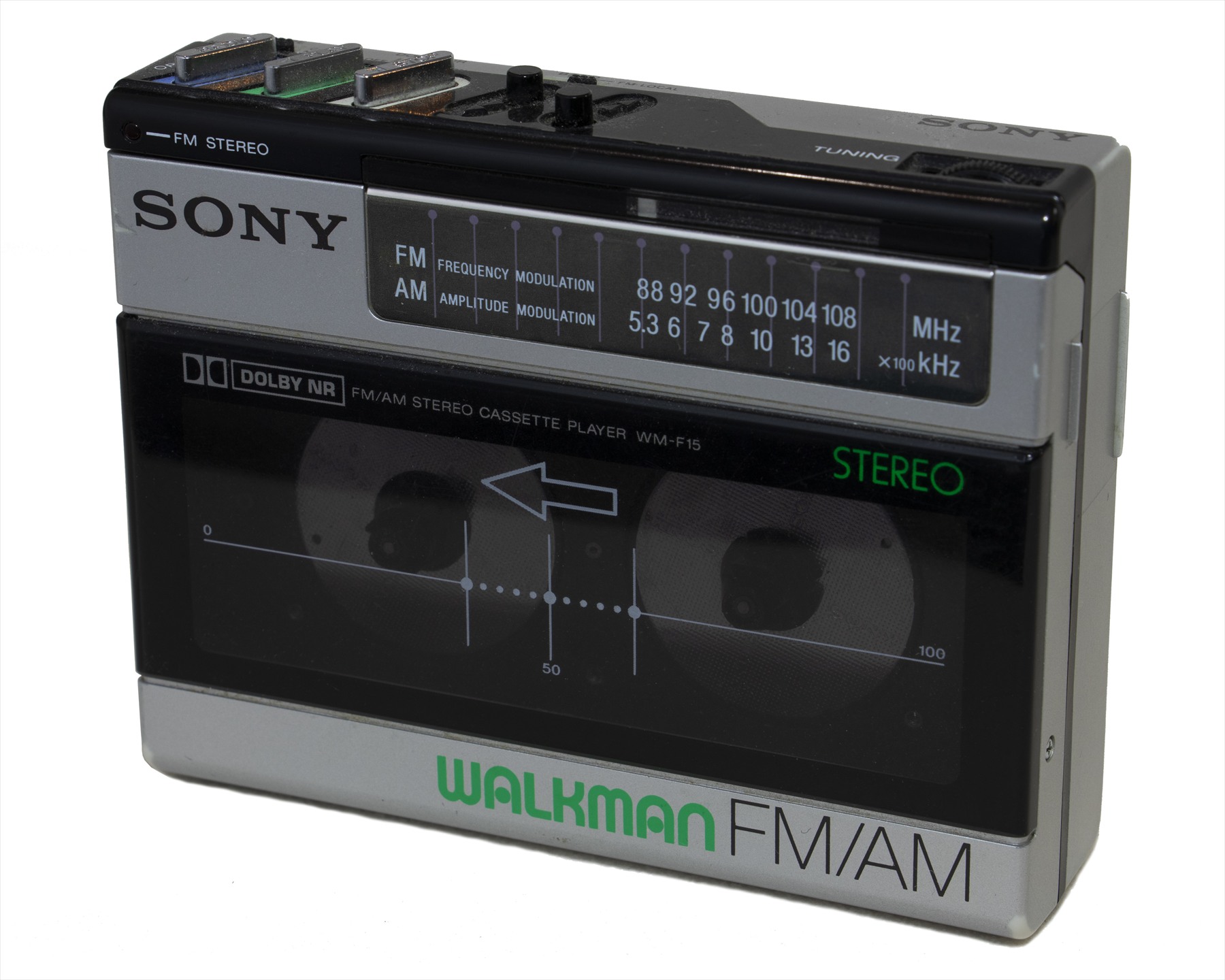 Stříbrný přenosný kazetový přehrávač Sony Walkman WM-F15 s rádiem a průhledem na kazetu