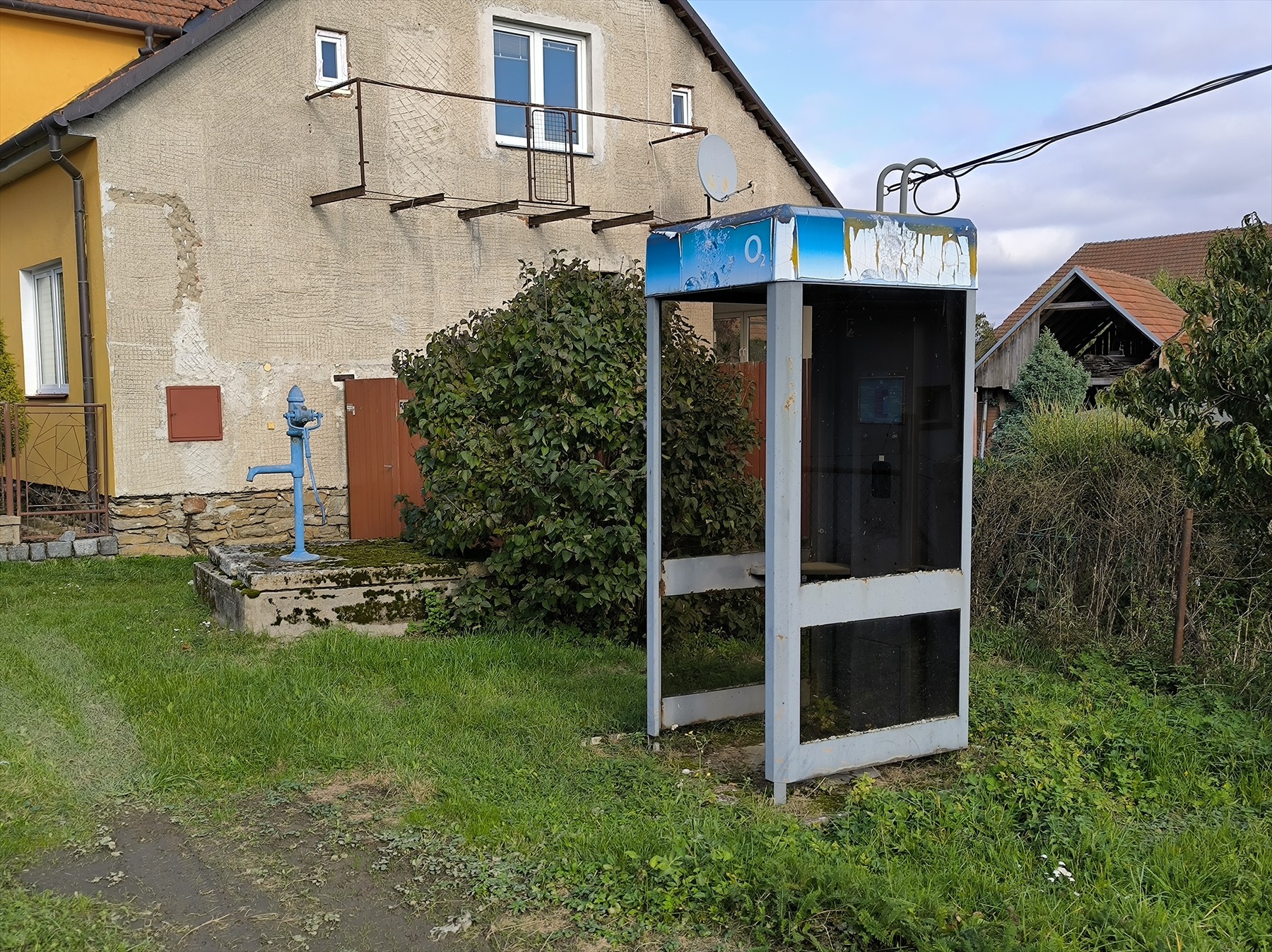 Opuštěná telefonní budka u cesty v Kuřimském Jestřabí