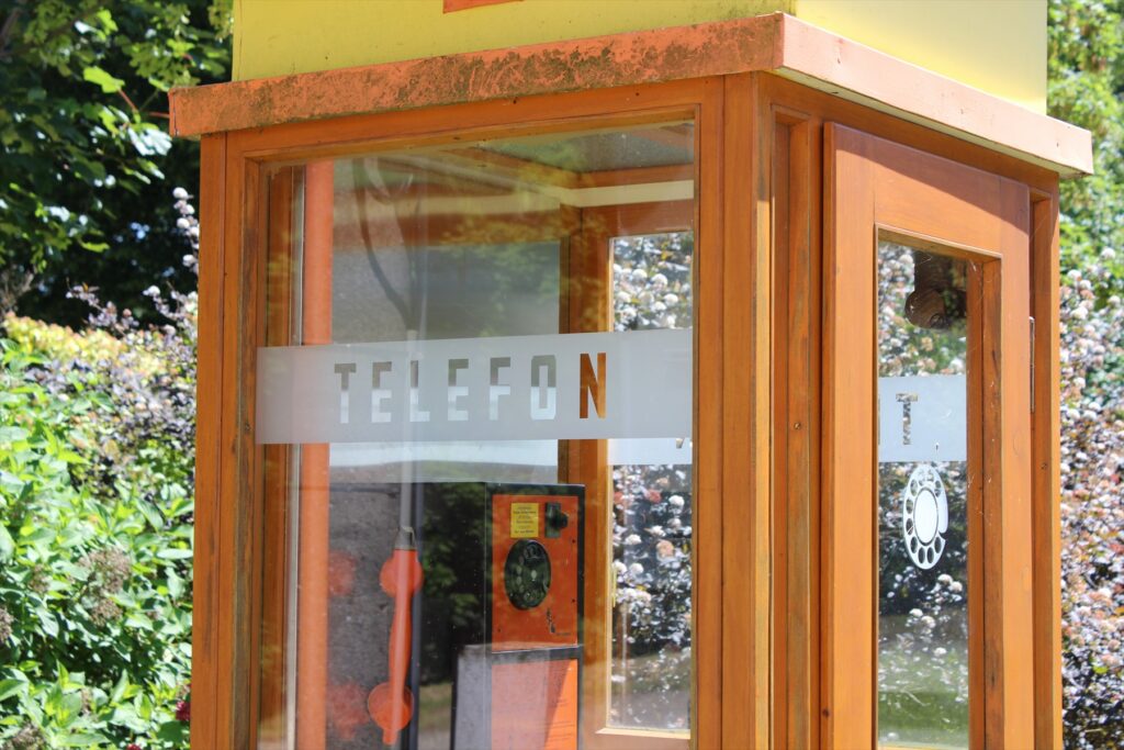 Dřevěná historická telefonní budka u muzea v Třešti
