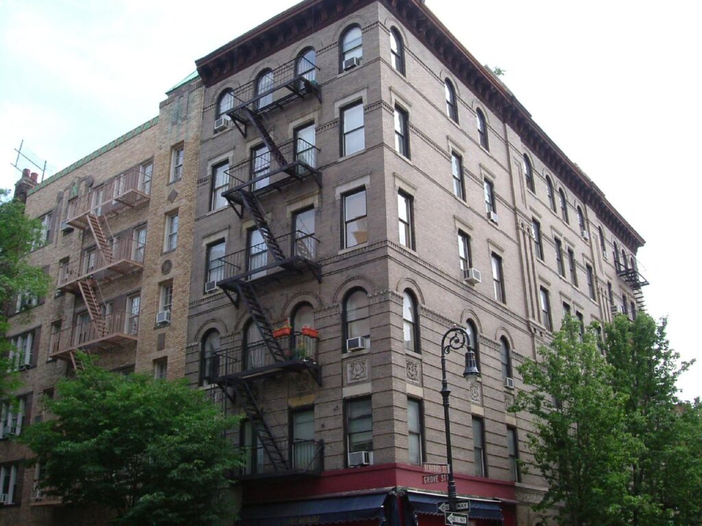 Rohový šestipatrový cihlový dům na Bedford Street v New Yorku