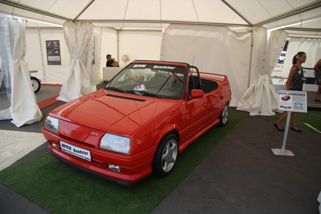 Červený otevřený automobil MTX Roadster odvozený z modelu Škoda Favorit na výstavní ploše.