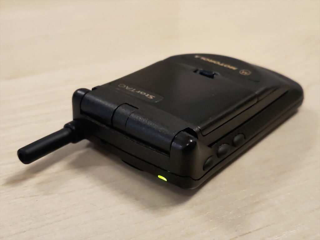 Rozevřený vyklápěcí mobilní telefon Motorola StarTAC s numerickou klávesnicí