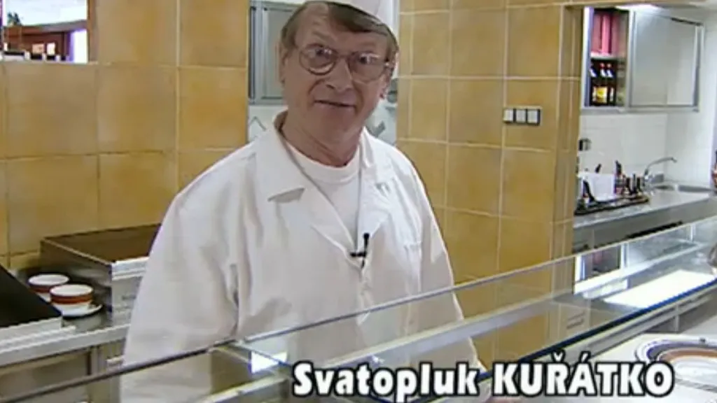 Josef Dvořák v brýlích a bílém plášti za výdejním pultem, dole nápis Svatopluk Kuřátko.