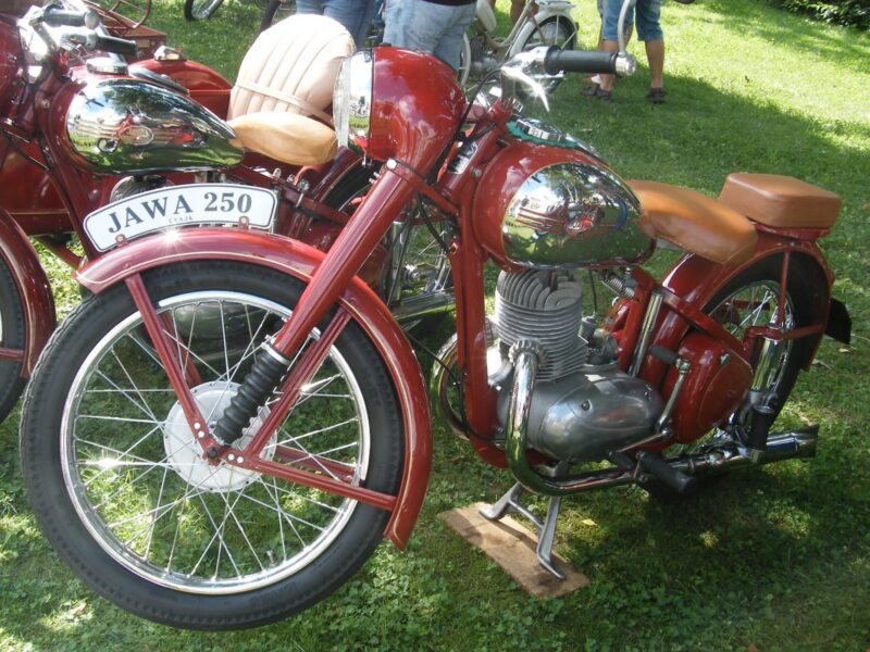 Červený motocykl Jawa 250 zaparkovaný z bočního pohledu