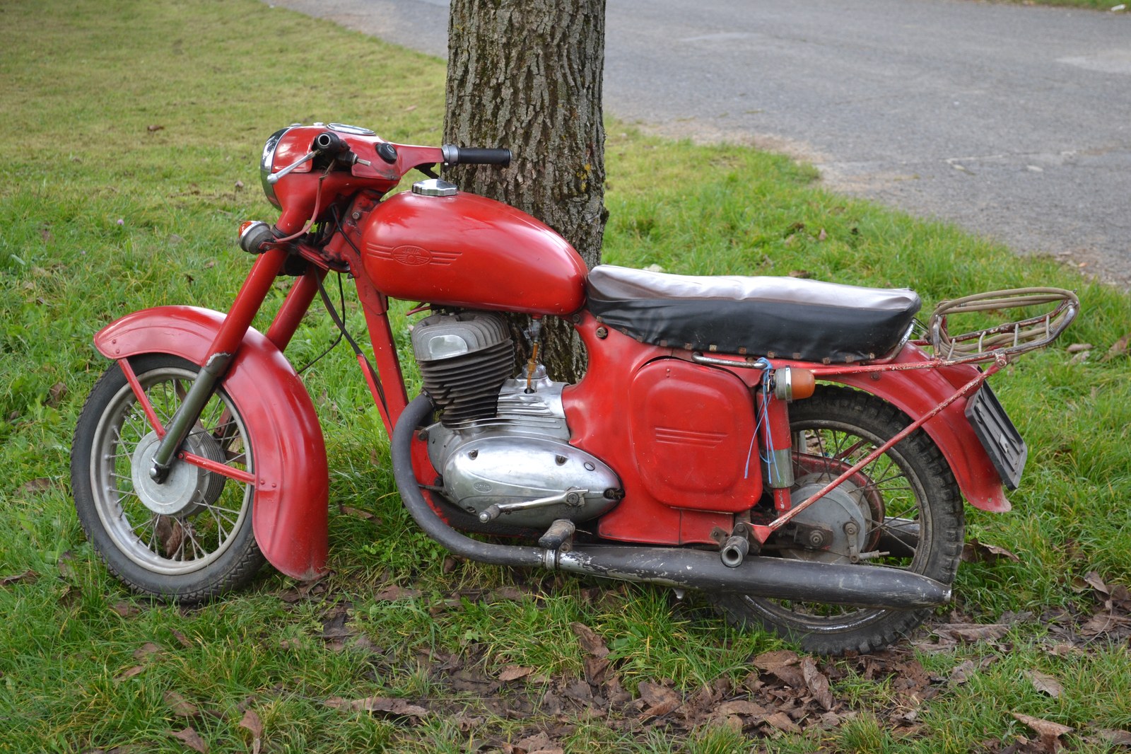 Detailní pohled na renovovaný historický motocykl Jawa 250