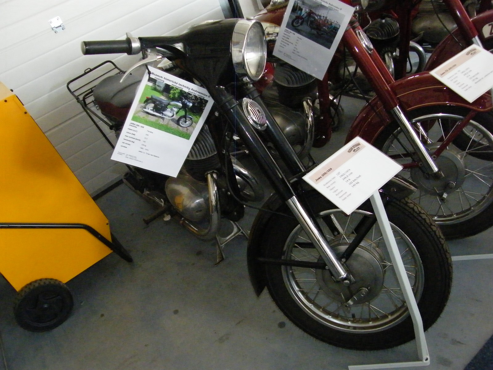 Černý motocykl Jawa 250 typ 559 Panelka z bočního pohledu