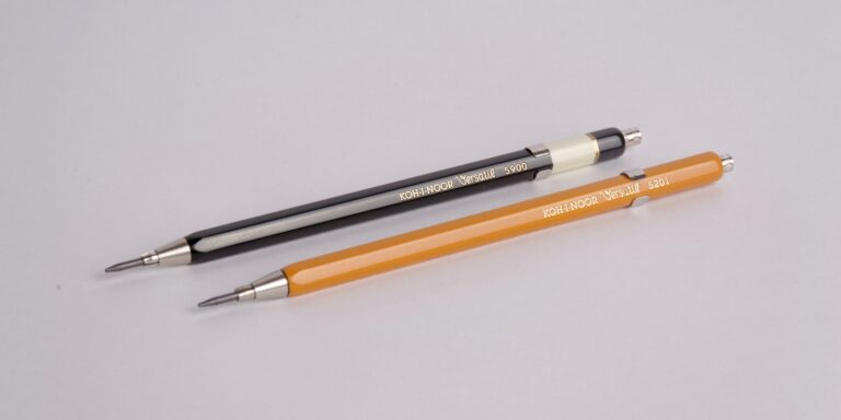 Detailní pohled na mechanickou tužku Koh-i-noor Versatil položenou na světlém podkladu