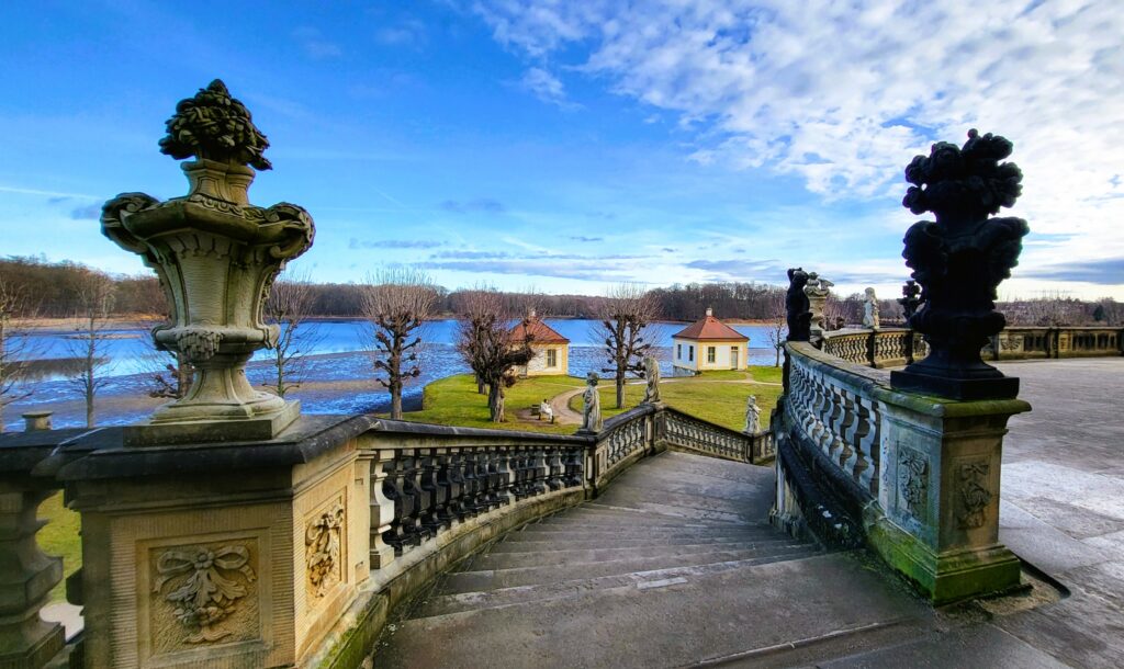 Kamenné venkovní schodiště zámku Moritzburg se slavným oknem a pamětní stopou ztraceného střevíčku.