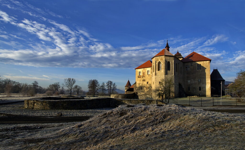 Gotický vodní hrad Švihov na Klatovsku, jehož hospodářské zázemí představovalo Popelčin domov.