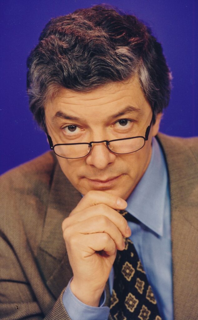 Vladimír Železný s brýlemi a rukou u brady na portrétu z roku 1995