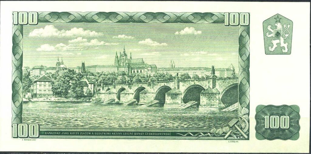 Rubová strana zelené československé stokoruny s monumentálním panoramatem Pražského hradu a Karlova mostu.