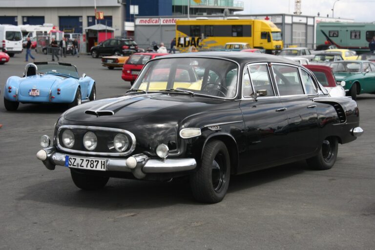 Černá historická limuzína Tatra 603 první série s aerodynamickou karoserií a třemi světlomety v oválné masce chladiče.