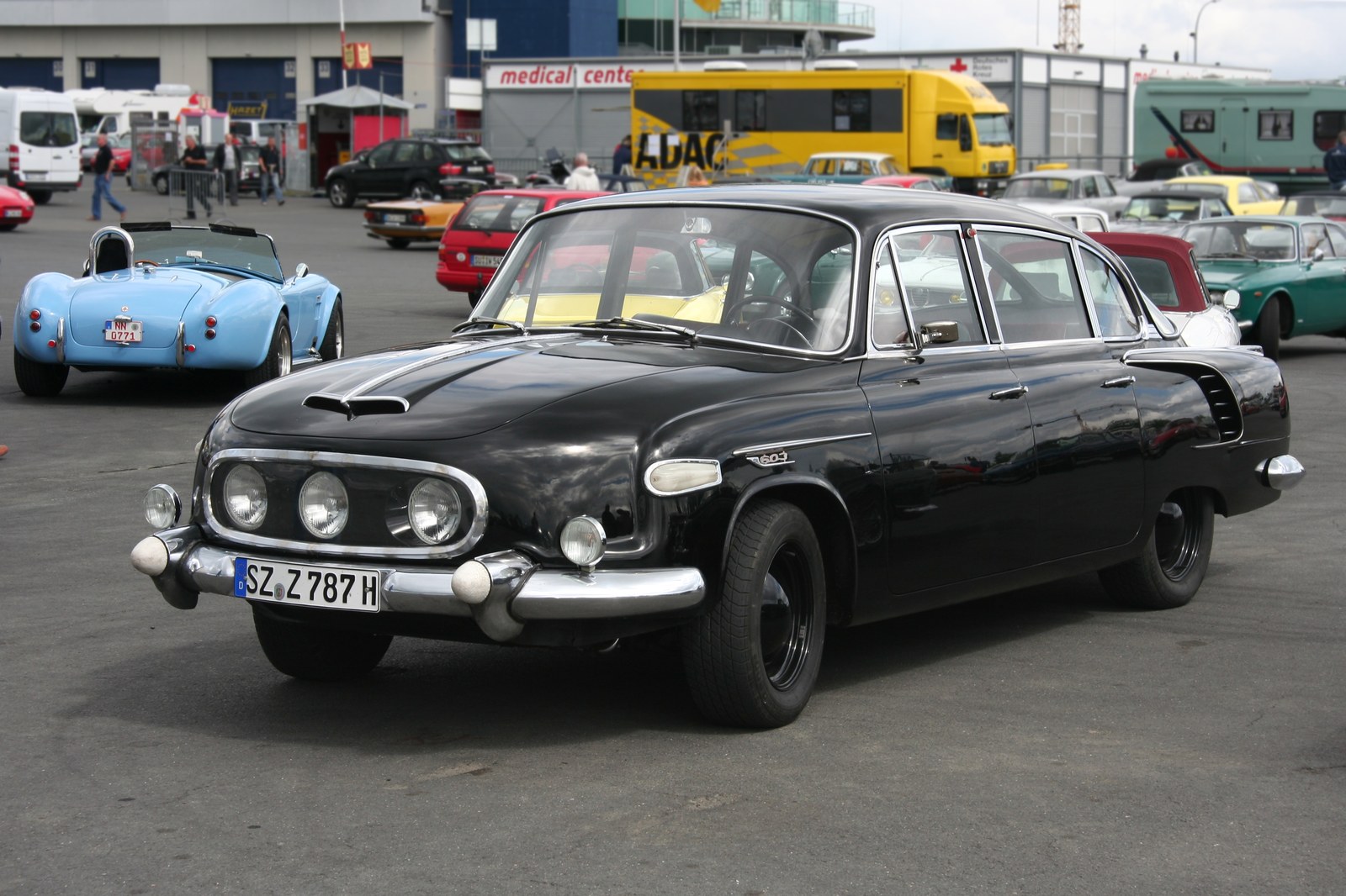 Černá historická limuzína Tatra 603 první série s aerodynamickou karoserií a třemi světlomety v oválné masce chladiče.