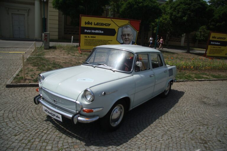 Modrý historický osobní automobil Škoda 1000 MB na výstavě veteránů