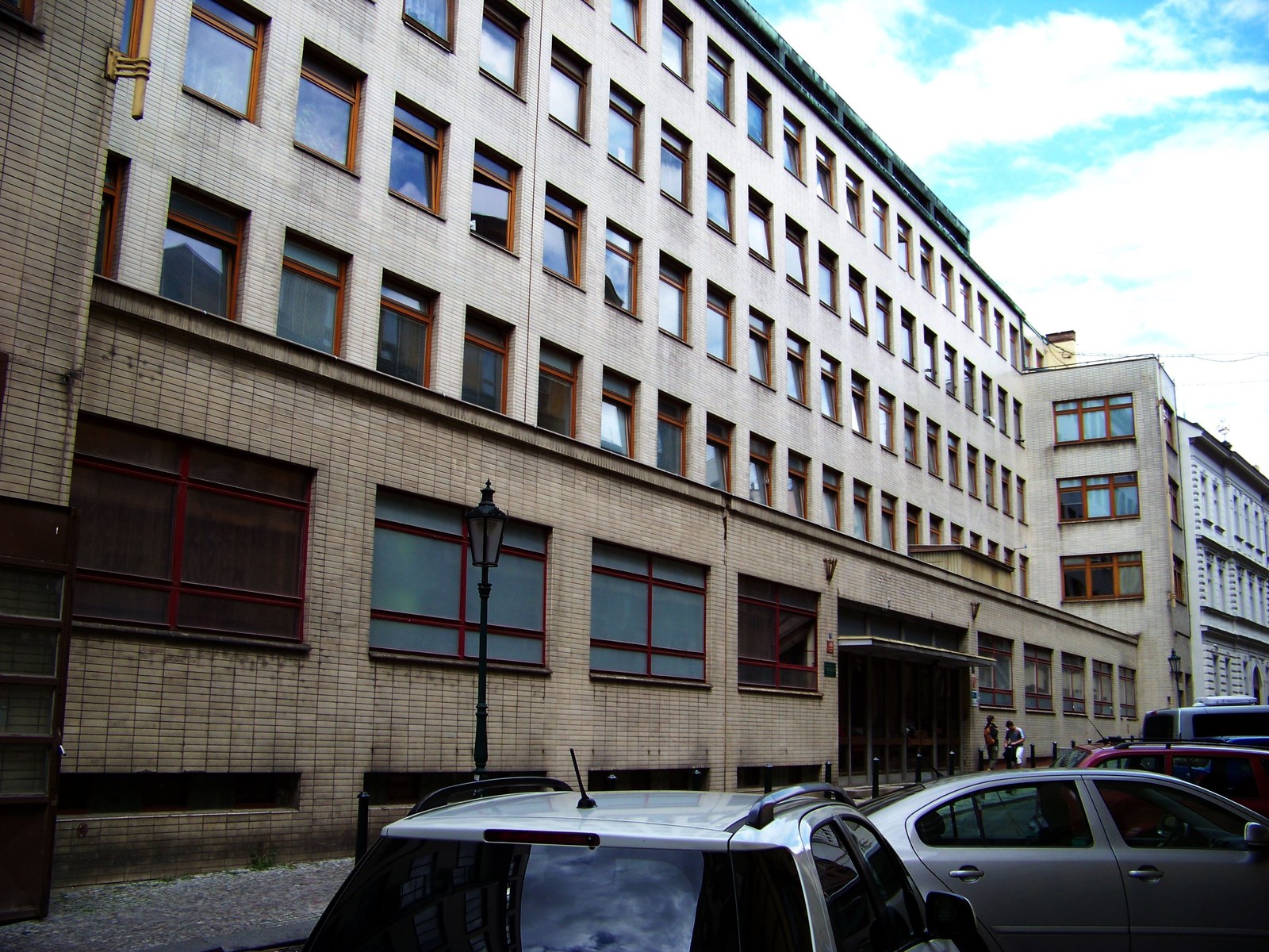 Pohled do pražské Bartolomějské ulice s historickou budovou policejního ředitelství