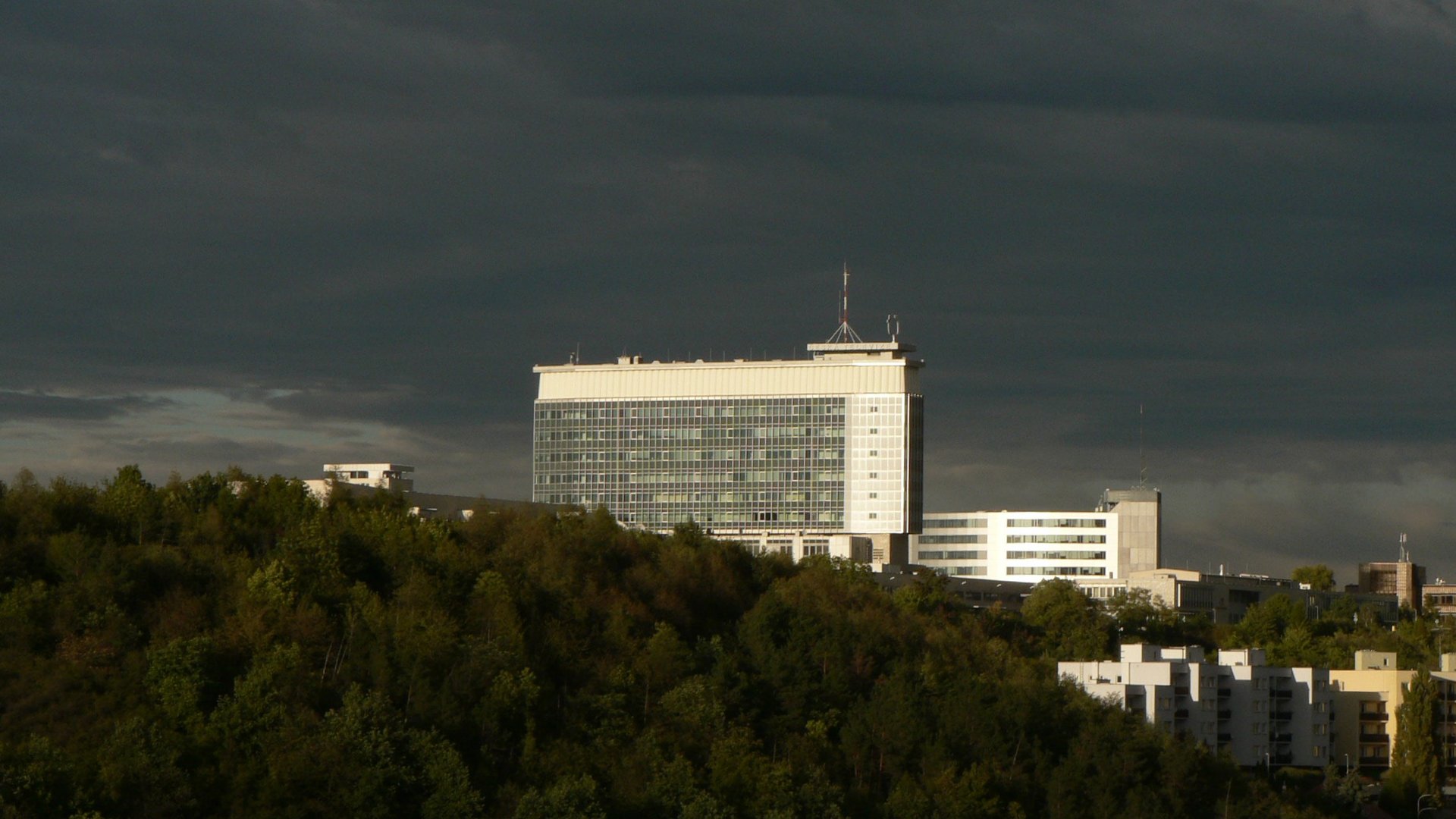 Moderní hlavní budova České televize na pražských Kavčích horách