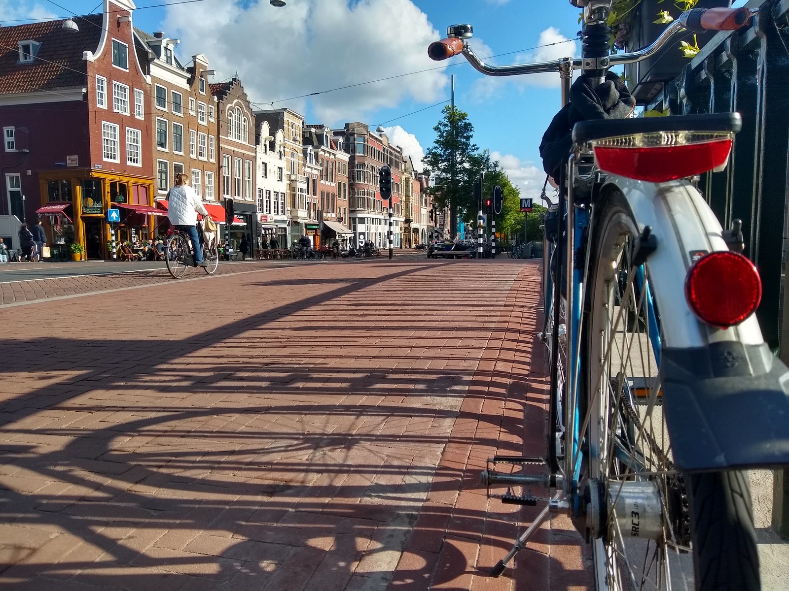Kolo Favorit zaparkované na městském mostě v Amsterdamu