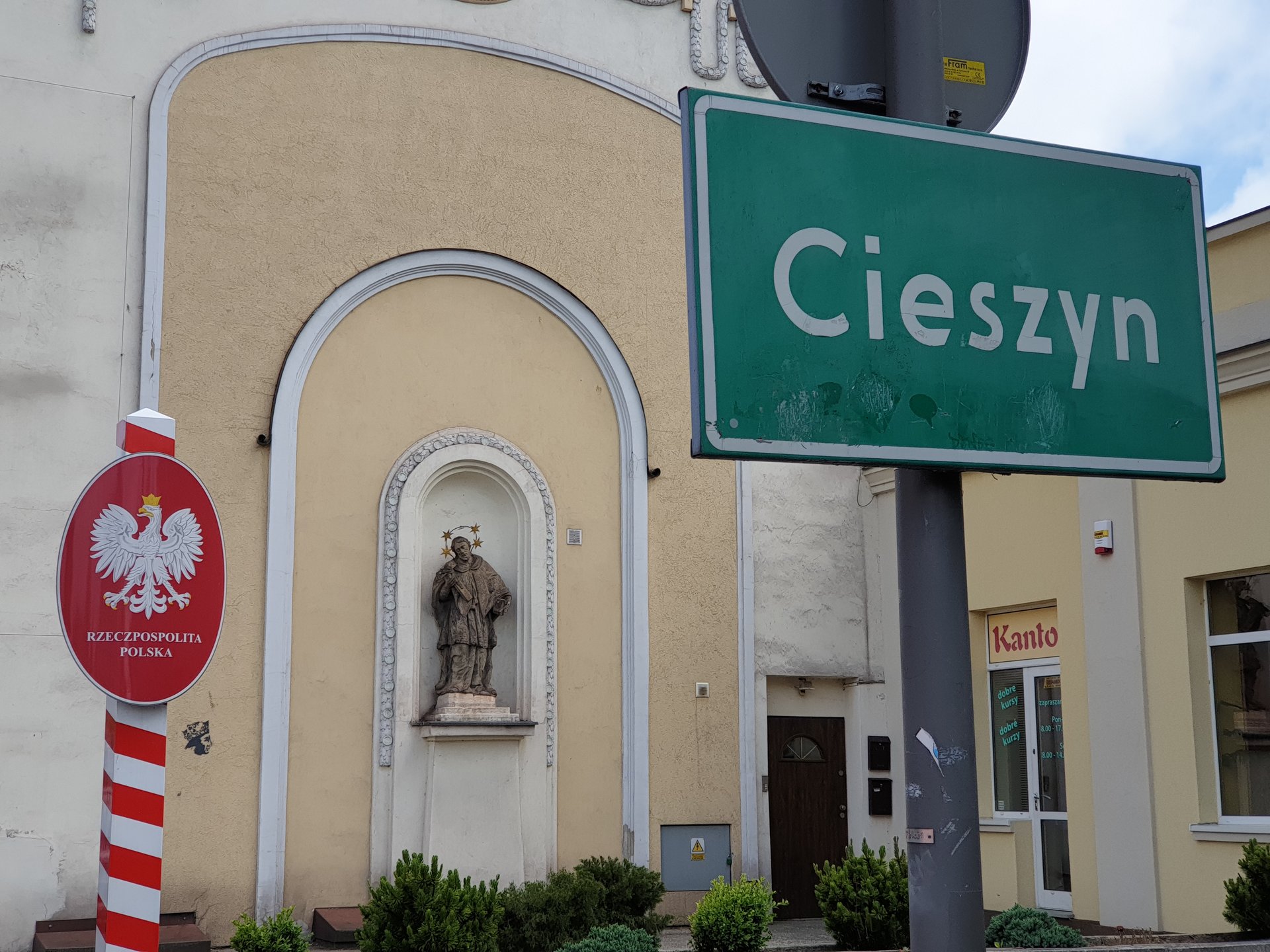 Pohled na řeku Olši a hraniční přechod spojující Český Těšín s polským Těšínem