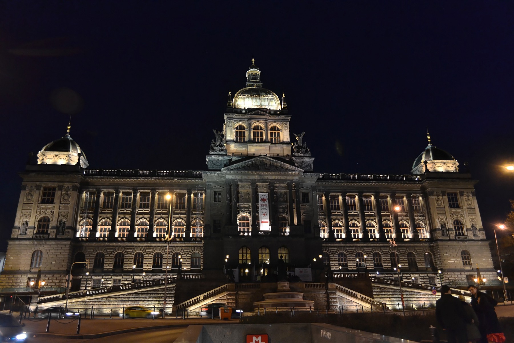 Noční pohled na osvětlené průčelí Národního muzea v Praze