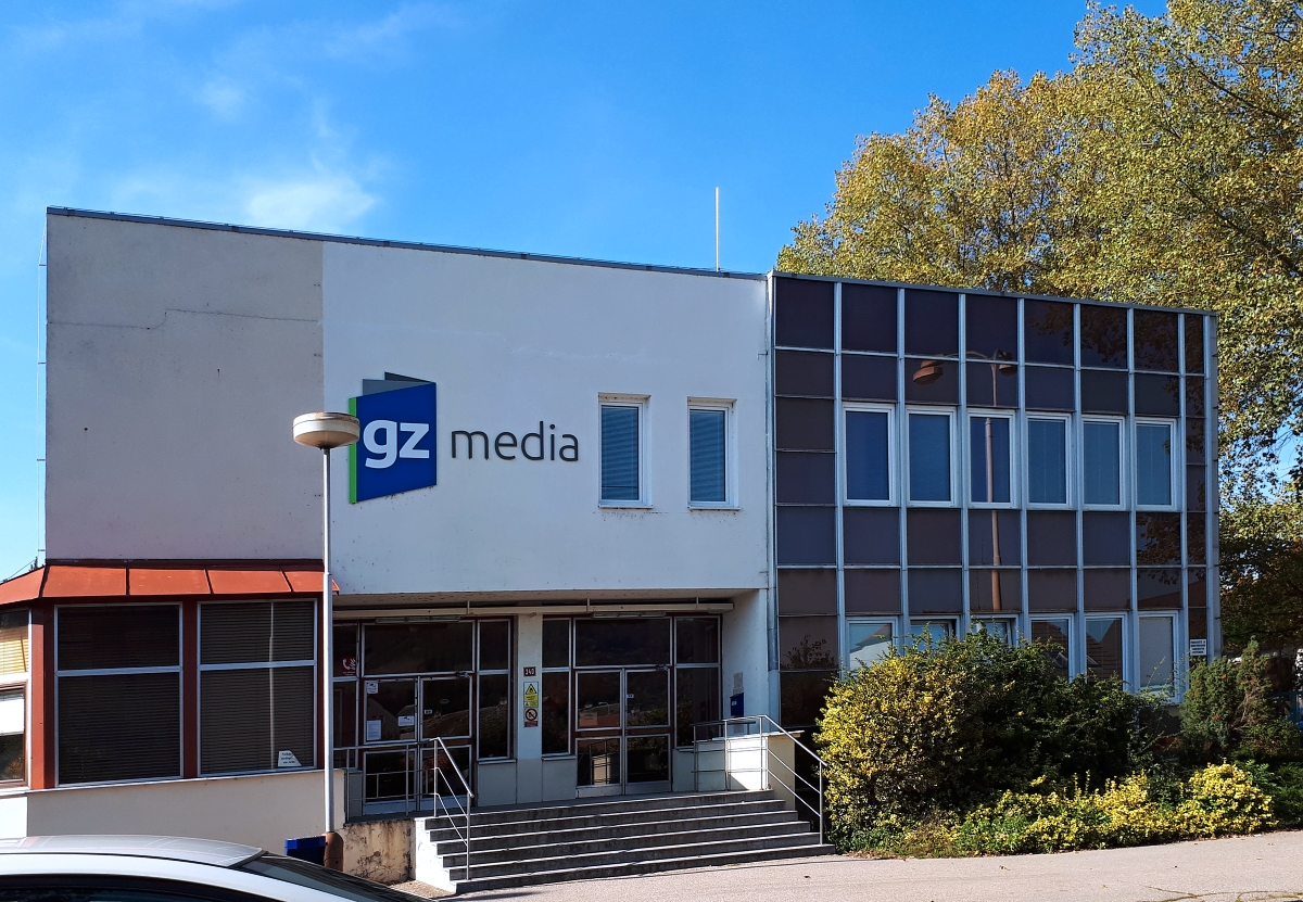 Vstupní budova GZ Media s firemním logem a schodištěm.