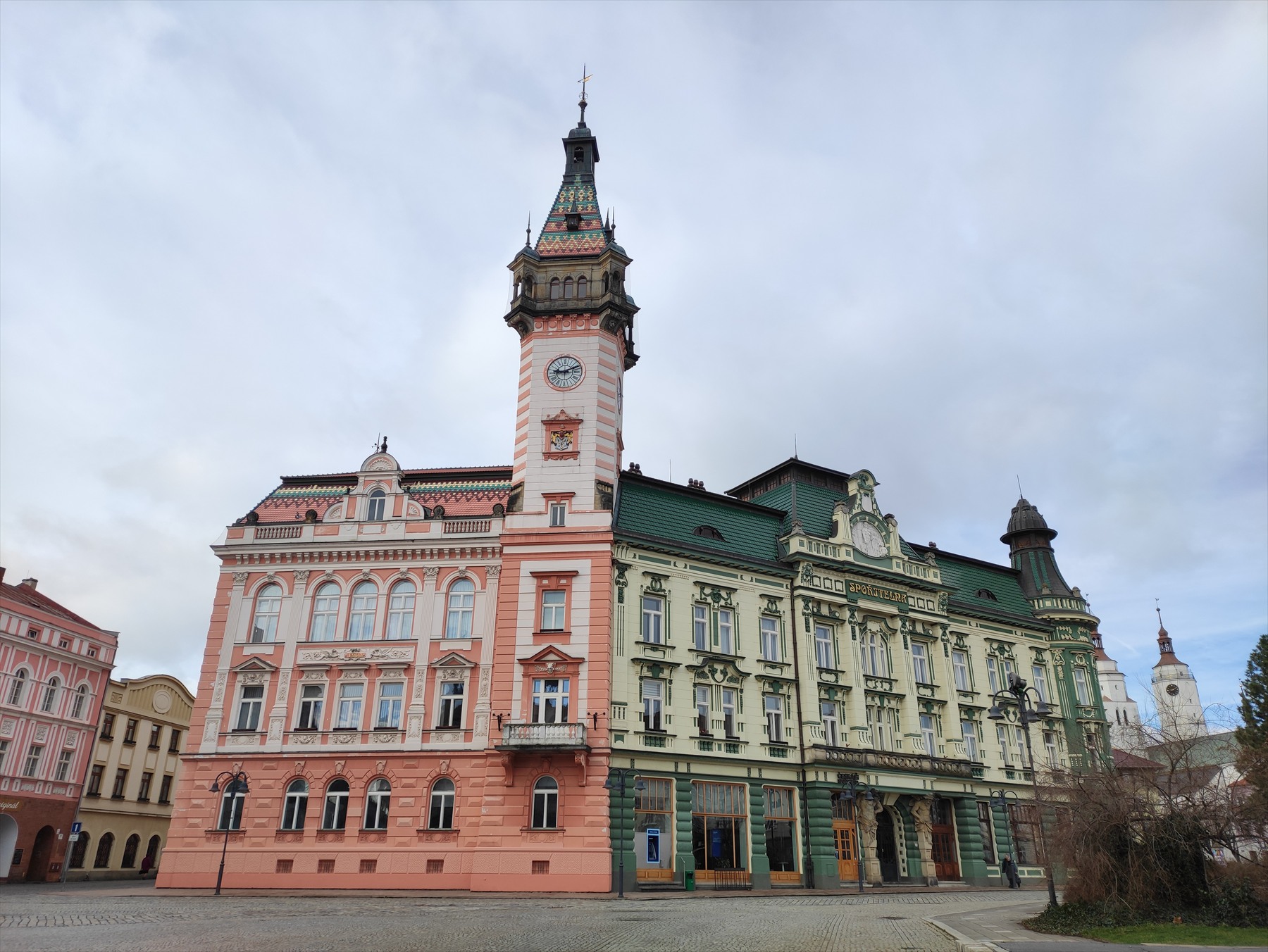 Pohled na Hlavní náměstí v Krnově s budovou radnice a její věží