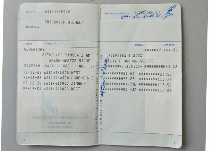 Otevřená rakouská vkladní knížka s osobním jménem, záznamy částek a razítky.