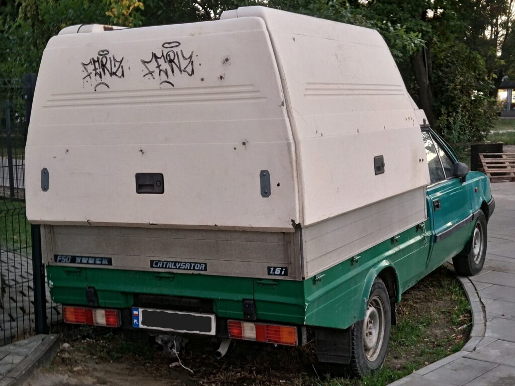 Bílý užitkový pick-up FSO Polonez Truck s vysokou bílou laminátovou nástavbou nákladového prostoru.