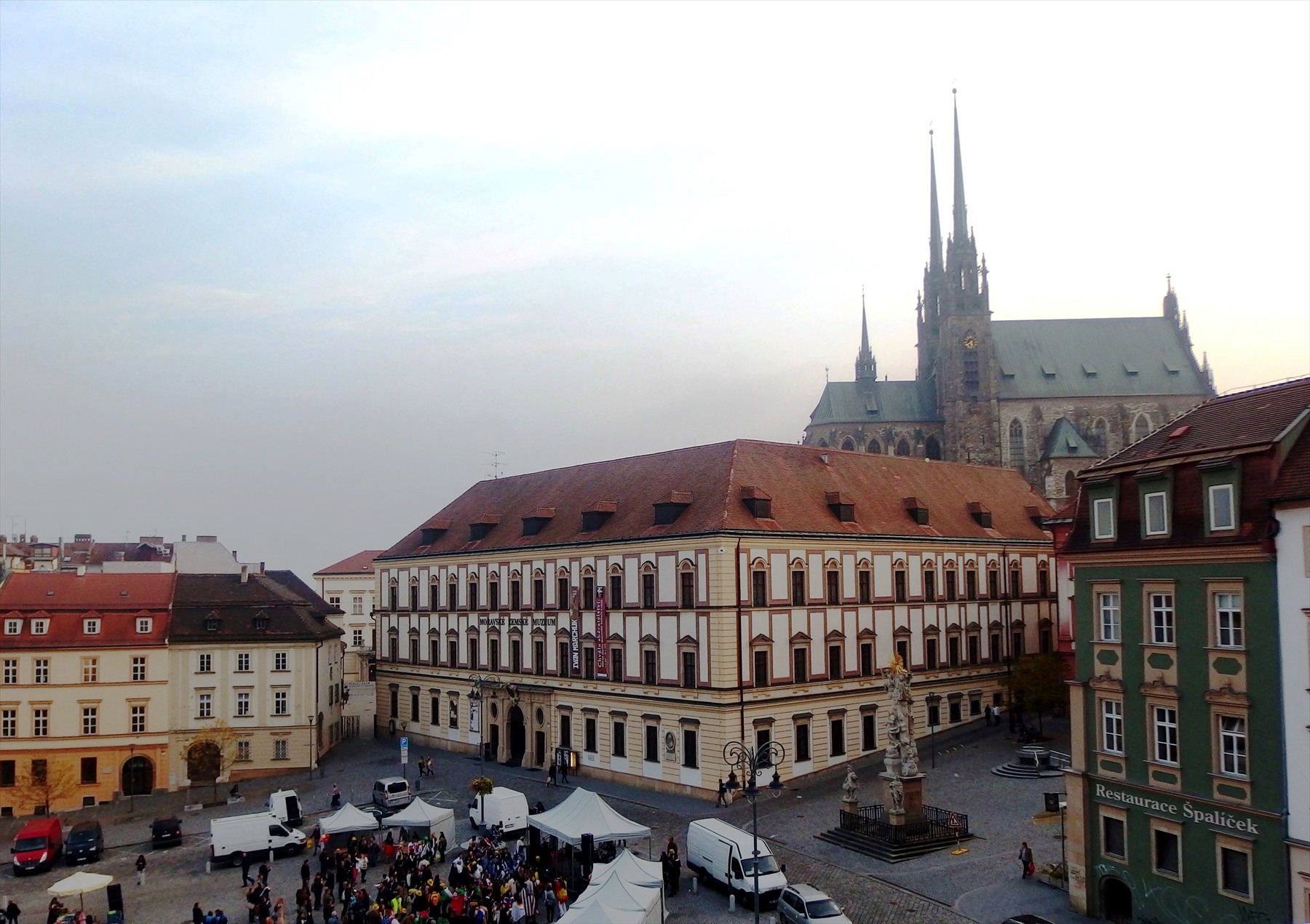 Katedrála na Petrově nad budovami a stánky Zelného trhu v Brně.
