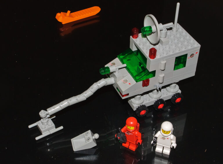 Sestavené průzkumné vozidlo stavebnice Lego ze slavné série Classic Space z roku 1980.