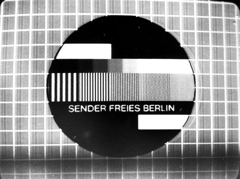 Černobílý obrazec s kruhem, mřížkou, jemnými svislými proužky a nápisem Sender Freies Berlin.