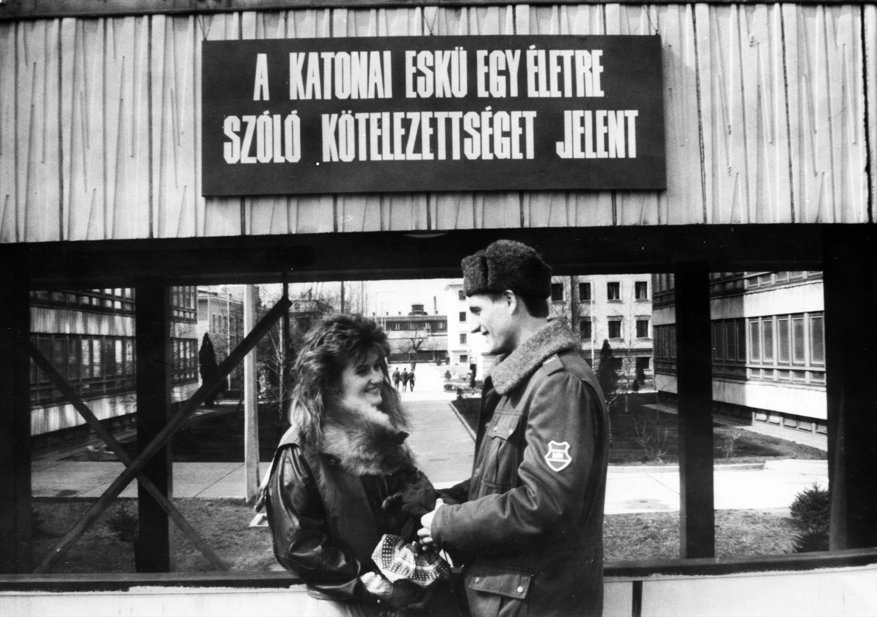 Mladý muž a žena sedící vedle sebe na fotografii z roku 1983.