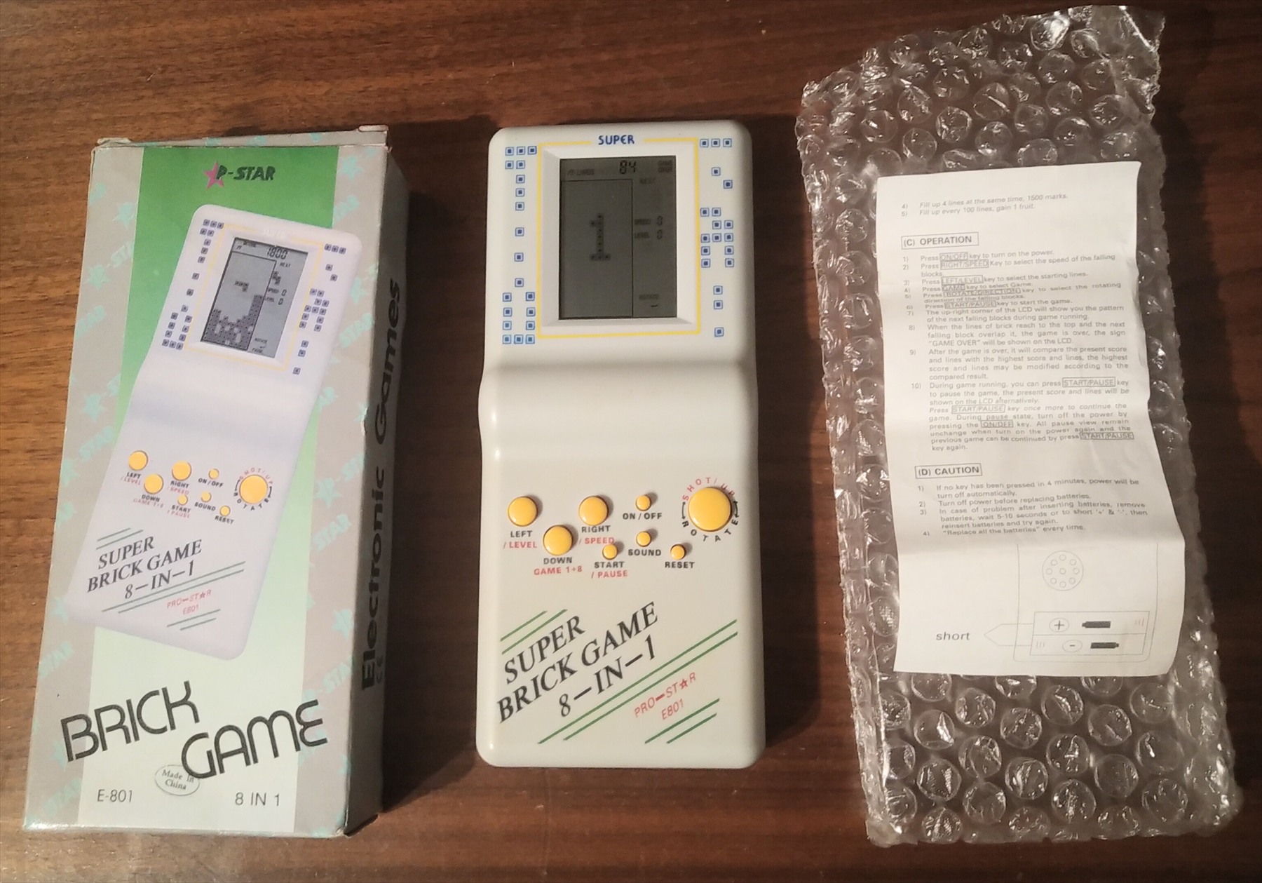 Kapesní elektronická hra 8 in 1 E801 s LCD displejem a tlačítky.