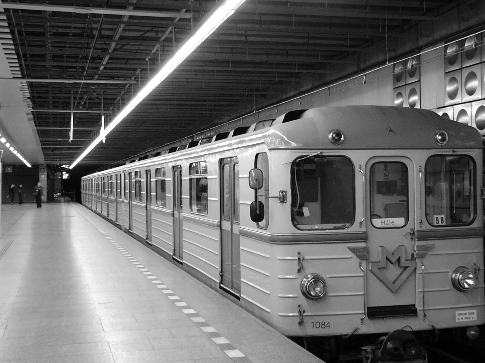 Čelo historického vozu metra sovětské výroby typu Ečs s kulatými reflektory na nástupišti stanice.