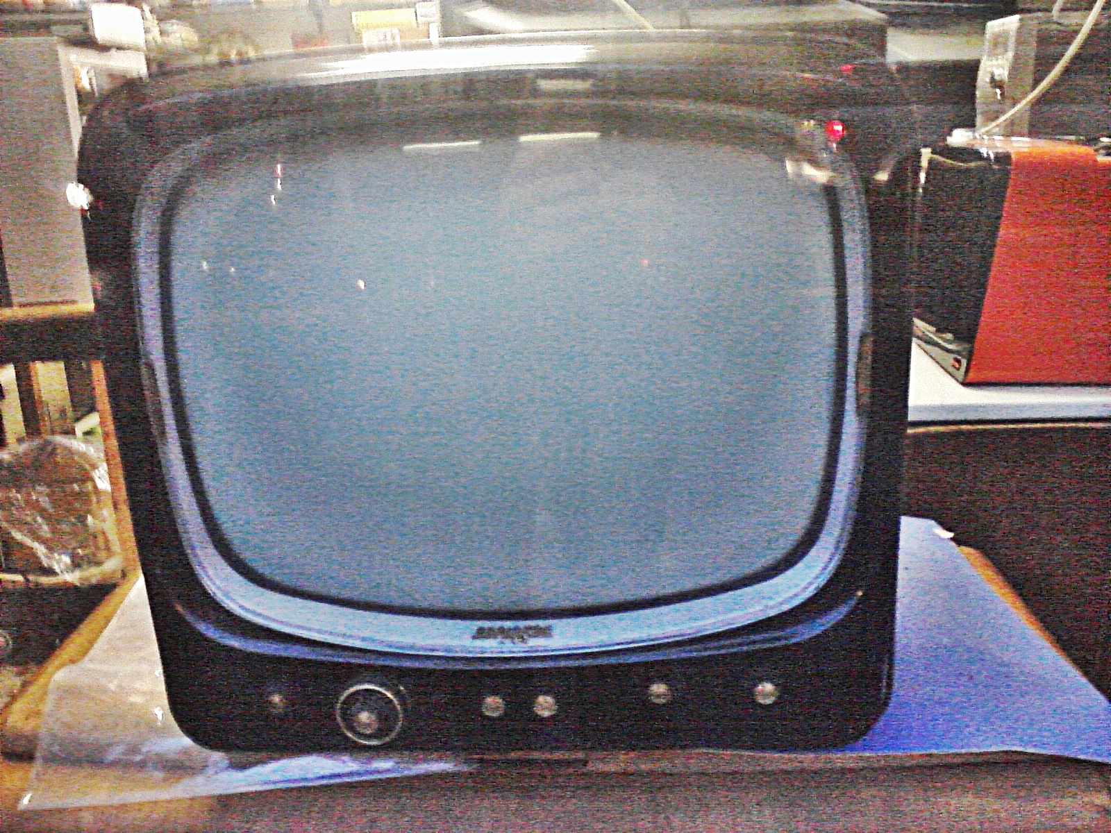 Starý televizor s vypouklou obrazovkou ve starožitnictví