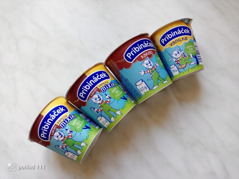Čtyři kelímky Pribináčku s kocourkem, vanilkovou a kakaovou příchutí a variantou Mixík.