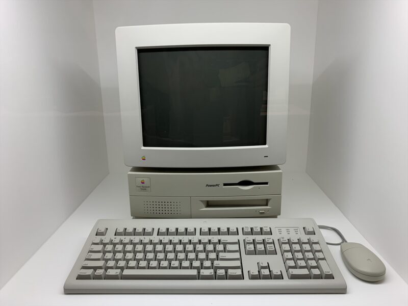 Béžový Power Macintosh 7100 s monitorem a klávesnicí v muzejní expozici