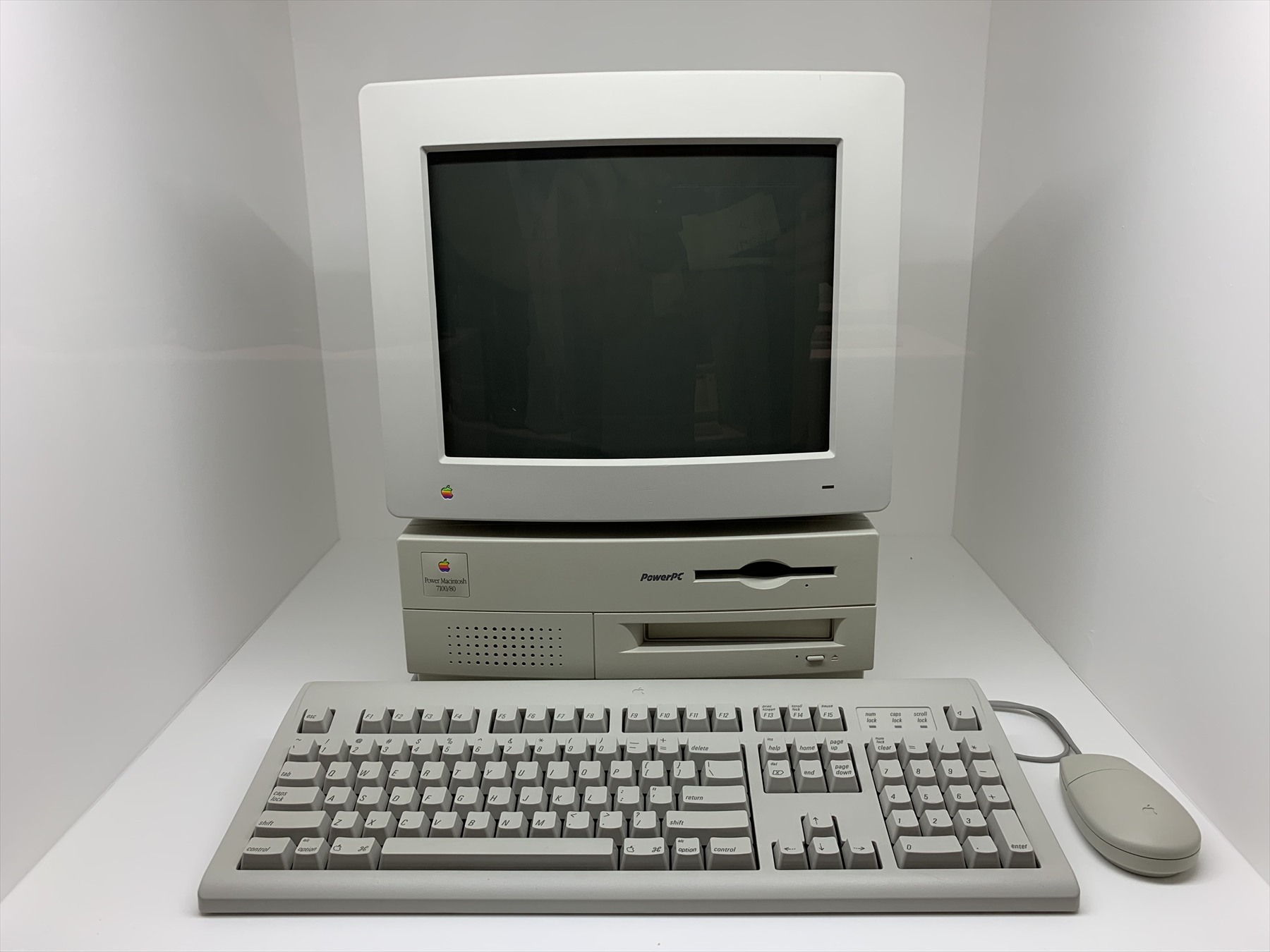 Béžový Power Macintosh 7100 s monitorem a klávesnicí v muzejní expozici