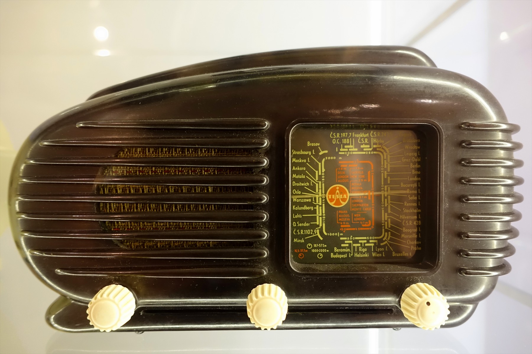 Bakelitové rádio Tesla Talisman 308U s ladicí stupnicí a třemi ovládacími knoflíky