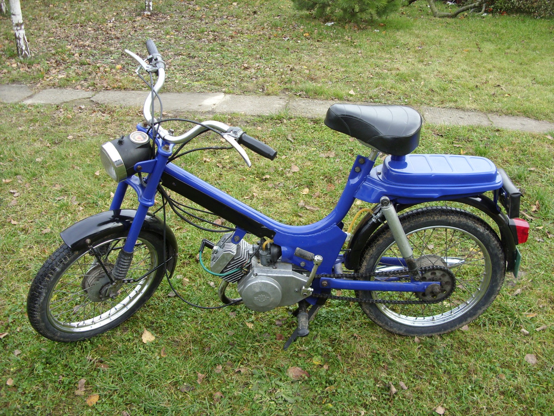 Zelený moped Romet Pegaz z podniku Predom-Romet Bydgoszcz s lisovaným rámem a motorem Dezamet.