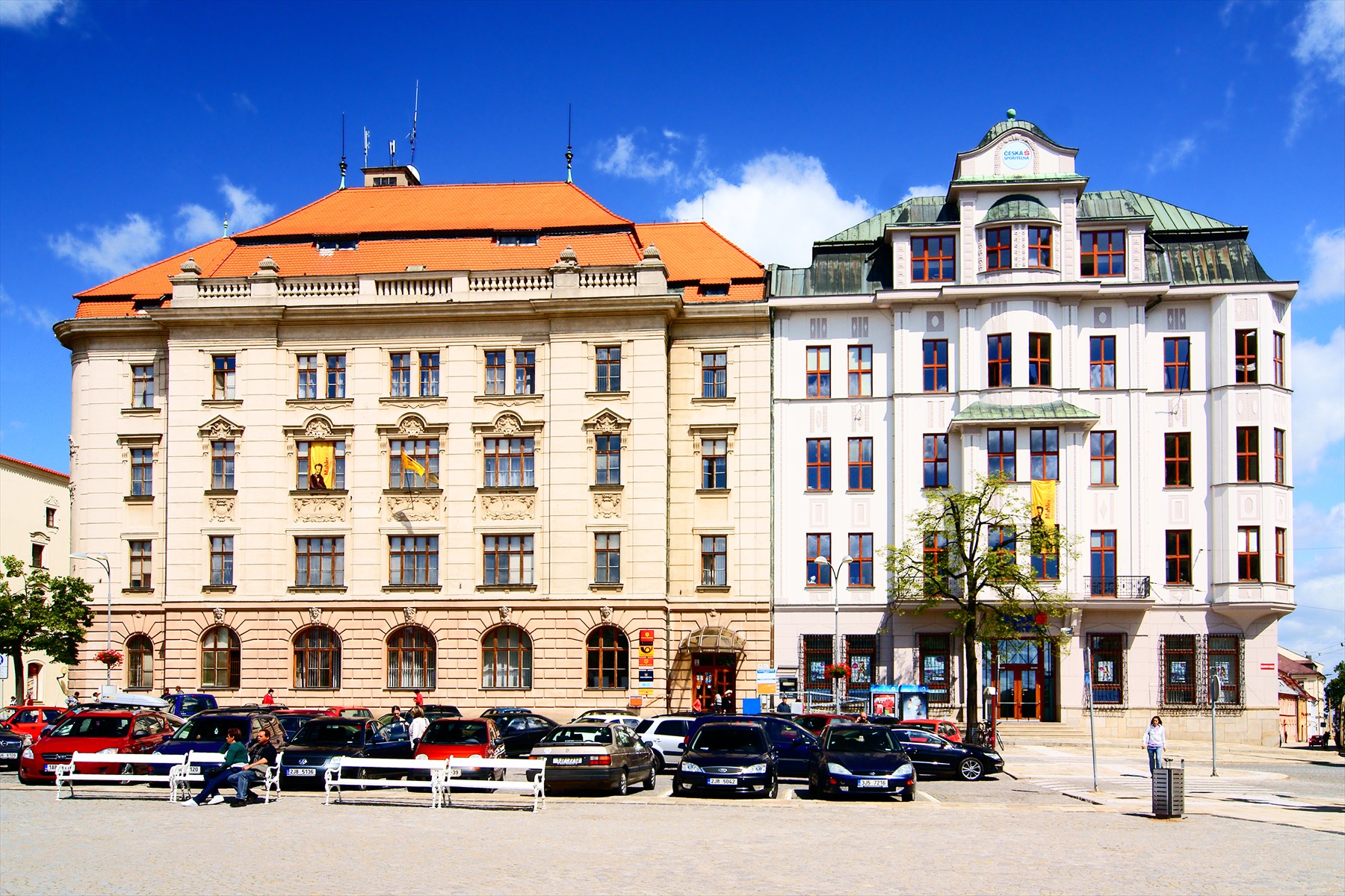 Budovy pošty a České spořitelny na Masarykově náměstí v Jihlavě.
