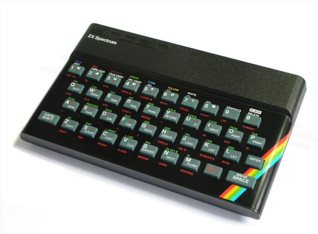 Britský domácí mikropočítač Sinclair ZX Spectrum 48K s gumovou klávesnicí a typickými duhovými pruhy loga.