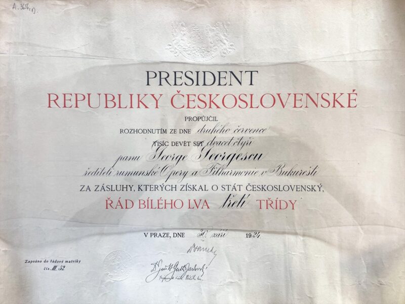 Stříbrná řádová hvězda a osmicípý klenot Československého řádu Bílého lva položené v otevřené etuji