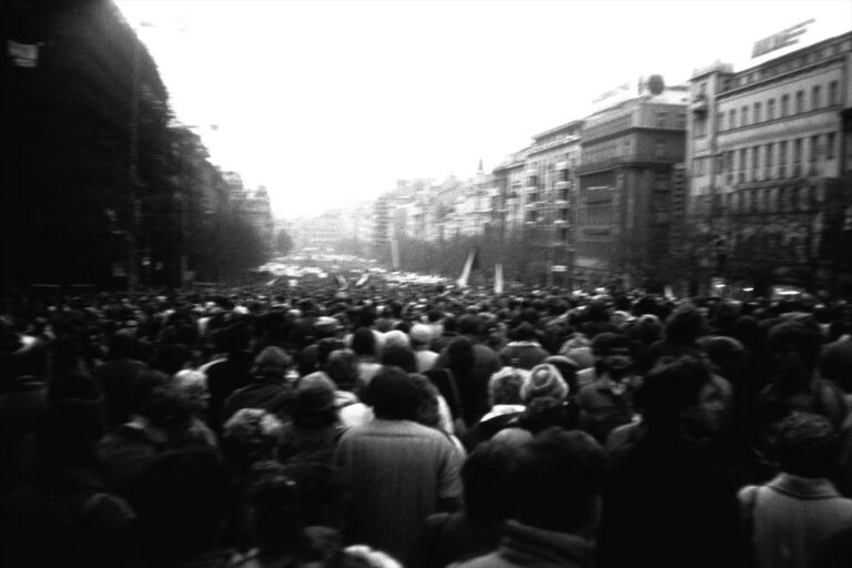 Pohled na Václavské náměstí v Praze zaplněné davem lidí během revolučních dnů na konci roku 1989