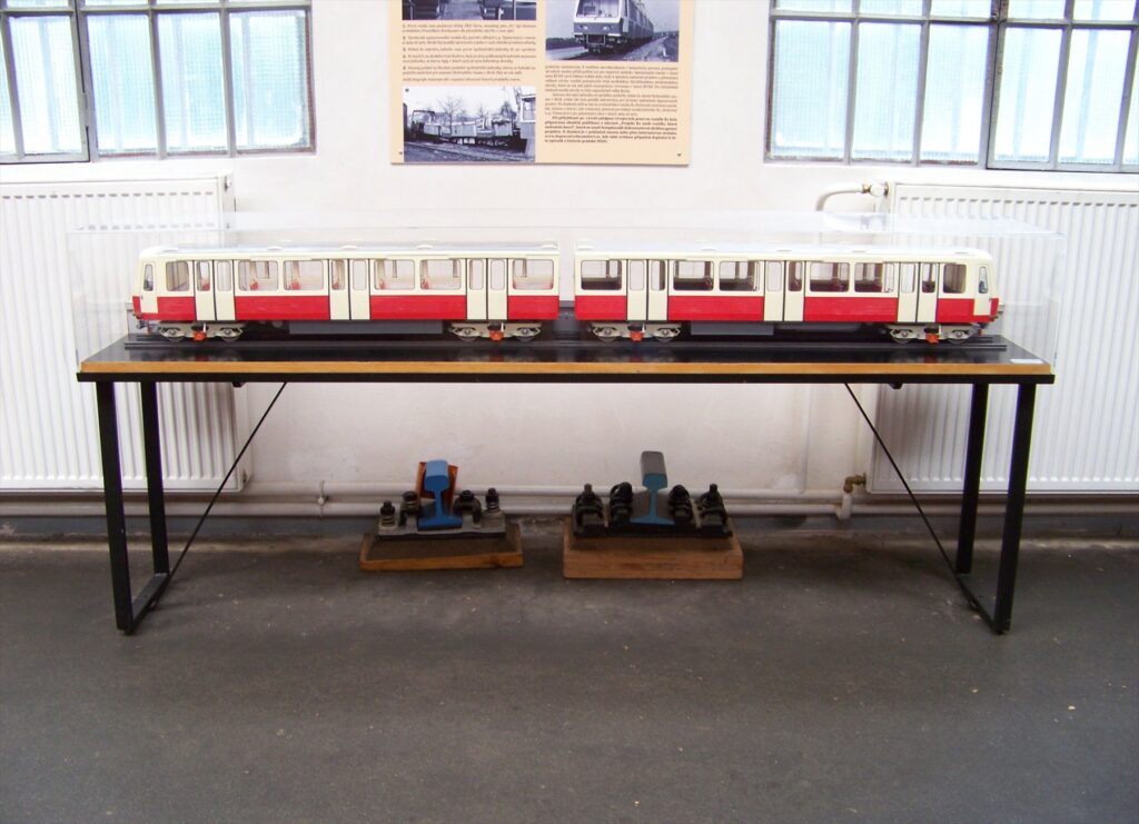 Historický prototyp vozu pražského metra Tatra R1 s laminátovým čelem v expozici Muzea MHD ve Střešovicích.
