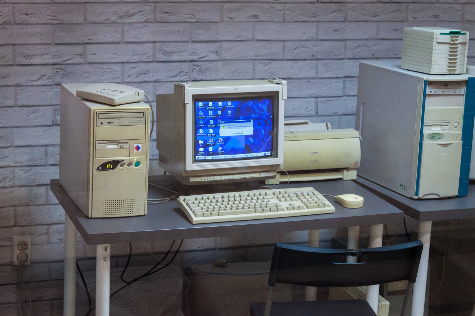 Stolní počítač s CRT monitorem, klávesnicí a myší ve varšavském muzeu