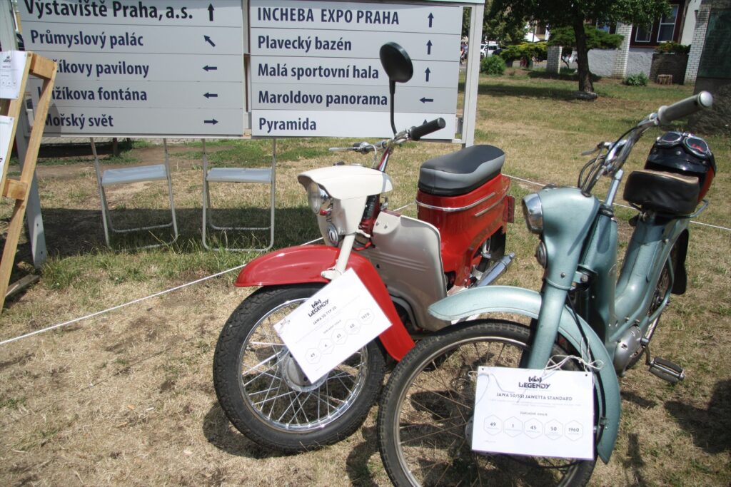 Tyrkysový malý motocykl Jawa 50 typ 20 Pionýr s ochrannými plechy vystavený na automobilové slavnosti.