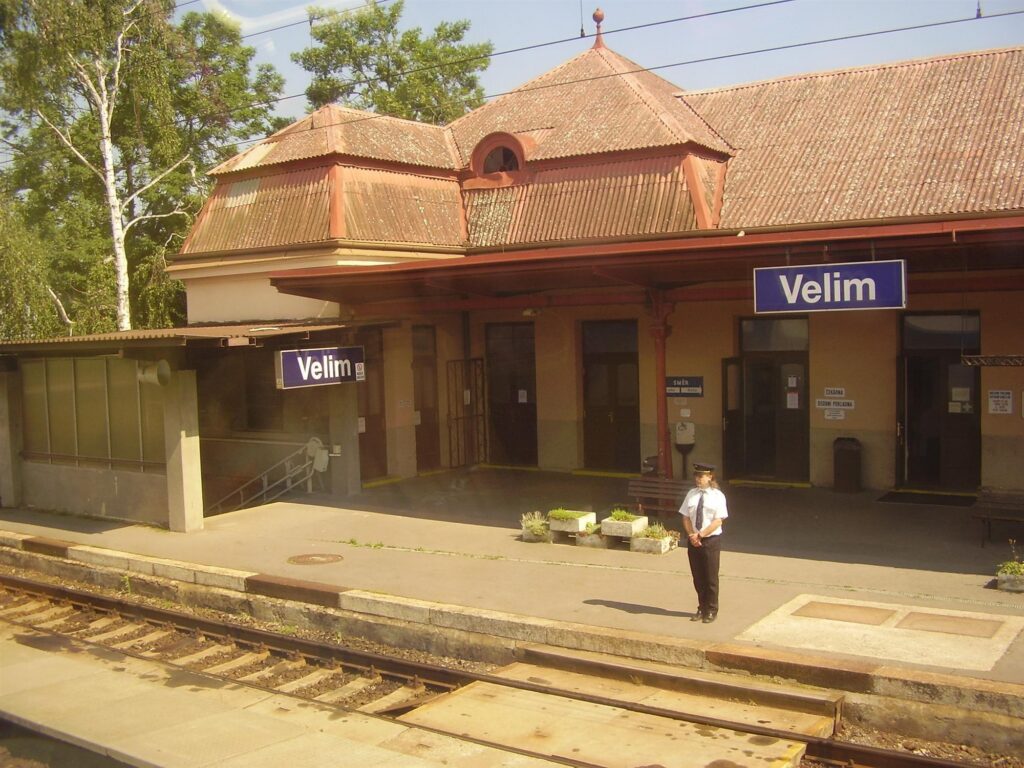 Kolejiště a nádražní budova železniční stanice Velim v Polabí.
